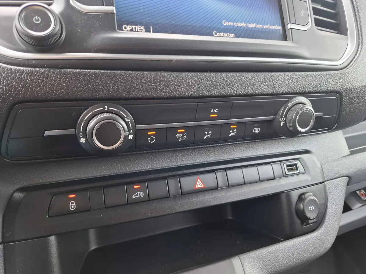 2.0 D-4D Black Line | Navigatie/Android/Apple Carplay | Achteruitrijcamera | Parkeersensoren Achter | Cruise Control | DAB | Airco |