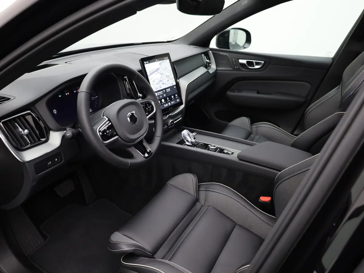2.0 T6 Plug-in hybrid AWD Plus Dark | Trekhaak | Panodak | Dode Hoek | 360 Camera | Harman Kardon | Head Up | Elk. Klep | Prijs Rijklaar !!