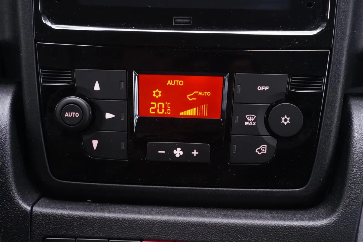 2.2D 140 pk L3H2 BPM vrij, Navi, Camera Airco ECC, Apple Carplay, Cruise Control, Laadruimte Pakket, PDC achter, 3-Zits