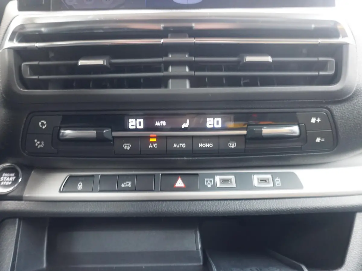 L3 2.0D 180 PK. Automaat | BPM-vrij | Navigatie incl. Apple Carplay | parkeersensoren voor & achter | dodehoekwaarschuwing | Climate Control | Keyless Entry en Start/Stop