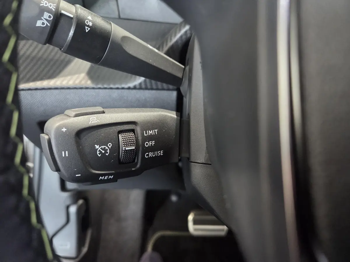 1.2 Hybrid 136 GT | Schuif-kanteldak | Alcantara bekleding | Massagestoelen | Direct Leverbaar |