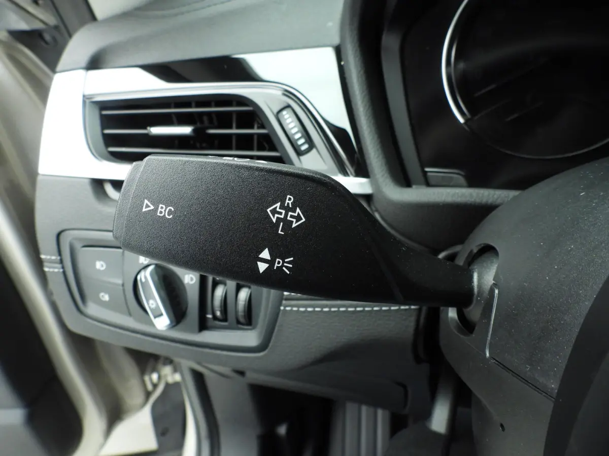 sDrive18i | Handbak !! | LED | Leder | HUD | Sportstoelen | Clima | PDC | DAB | Hifi speakers | Alu 18 inch