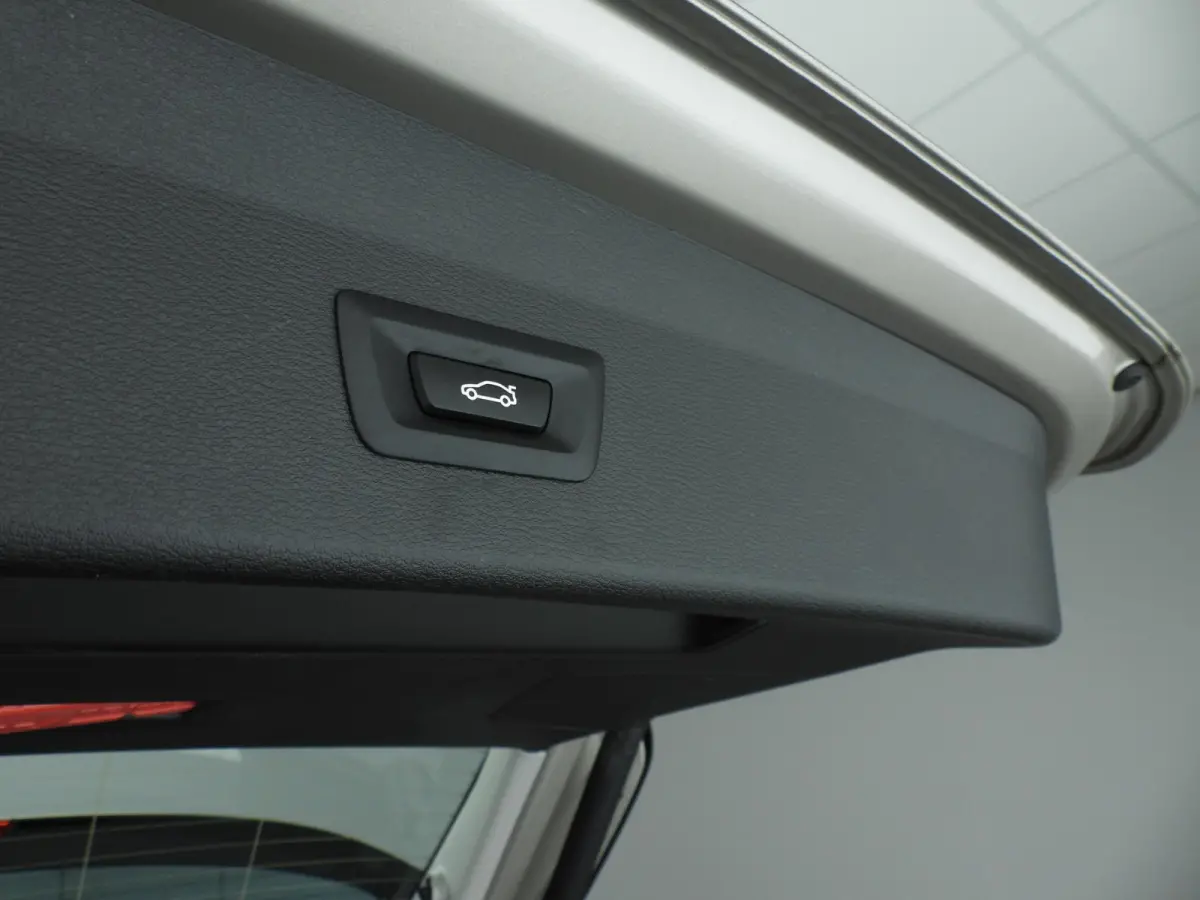 sDrive18i | Handbak !! | LED | Leder | HUD | Sportstoelen | Clima | PDC | DAB | Hifi speakers | Alu 18 inch
