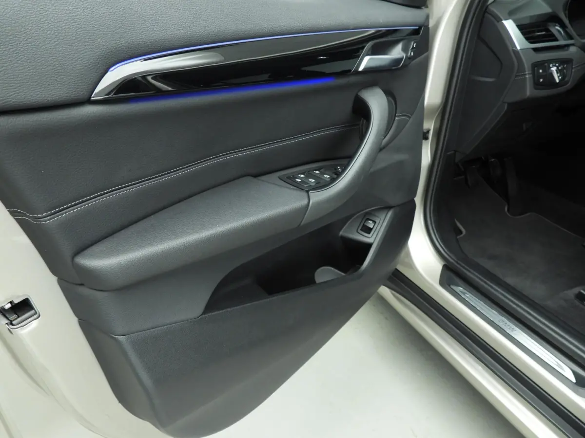 sDrive18i | Handbak !! | LED | Leder | HUD | Sportstoelen | Clima | PDC | DAB | Hifi speakers | Alu 18 inch