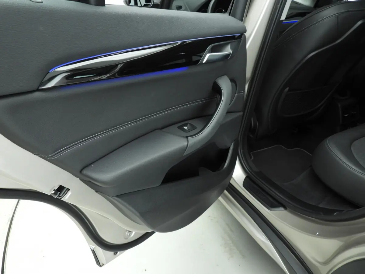 sDrive18i | Handbak !! | LED | Leder | HUD | Sportstoelen | Clima | PDC | DAB | Hifi speakers | Alu 18 inch