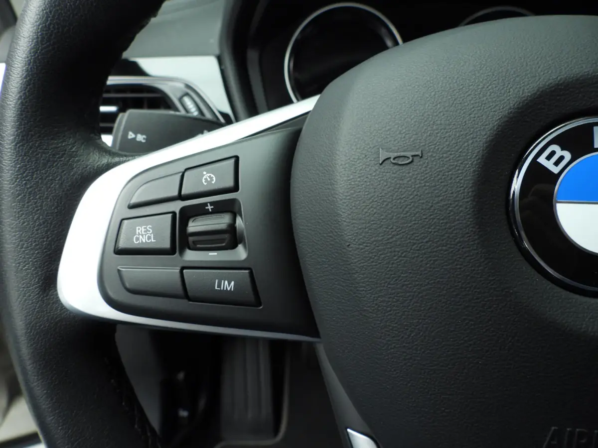 sDrive18i | Handbak !! | LED | Leder | HUD | Sportstoelen | Clima | PDC | DAB | Hifi speakers | Alu 18 inch