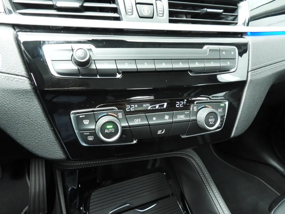 sDrive18i | Handbak !! | LED | Leder | HUD | Sportstoelen | Clima | PDC | DAB | Hifi speakers | Alu 18 inch