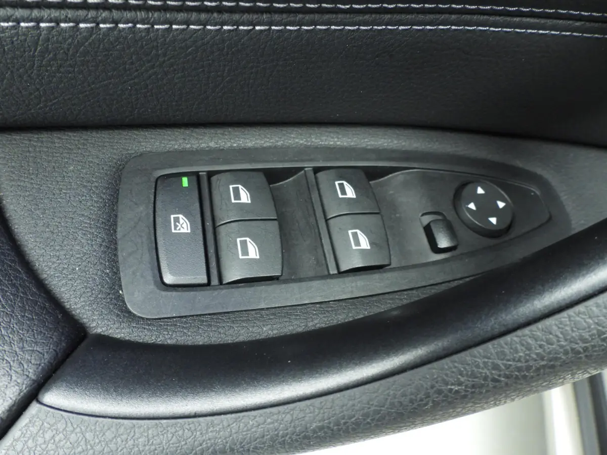 sDrive18i | Handbak !! | LED | Leder | HUD | Sportstoelen | Clima | PDC | DAB | Hifi speakers | Alu 18 inch