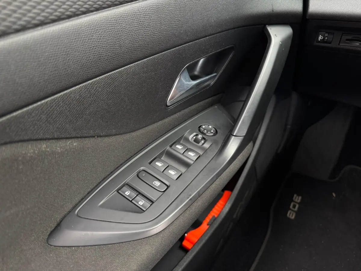 1.2 PureTech Allure Pack Business | Nieuwe Distributieriem | Digital Cockpit | CarPlay | Navigatie | Lichtmetaal | Cruise | Climate