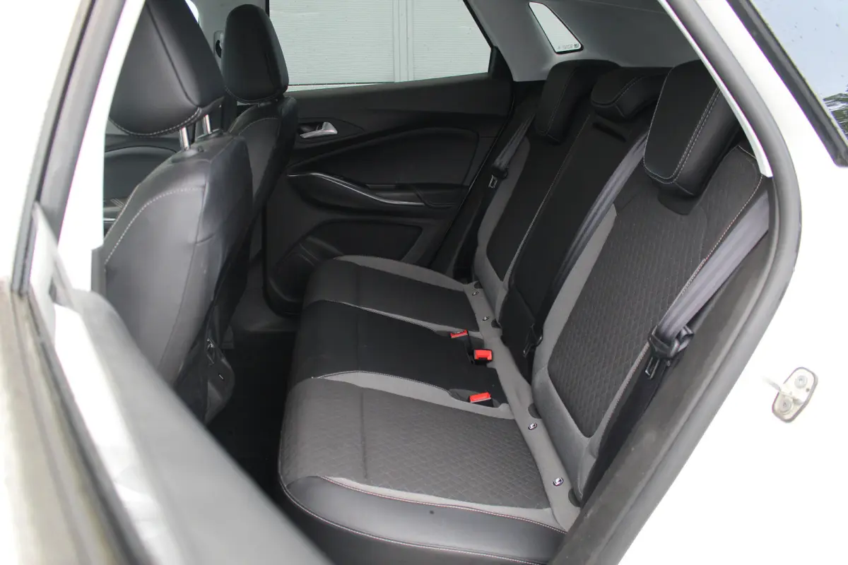 1.6 Turbo Hybrid Elegance | Camera | AGR Stoel | Elek. Achterklep | Keyless | CarPlay | Climate | Cruise C. | LED | 18" LMV | PDC V&A | Camera | AGR Stoel | Elek. Achterklep | Keyless | CarP