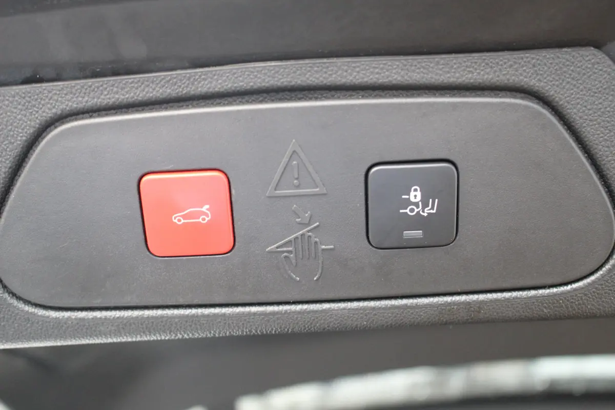 1.6 Turbo Hybrid Elegance | Camera | AGR Stoel | Elek. Achterklep | Keyless | CarPlay | Climate | Cruise C. | LED | 18" LMV | PDC V&A | Camera | AGR Stoel | Elek. Achterklep | Keyless | CarP
