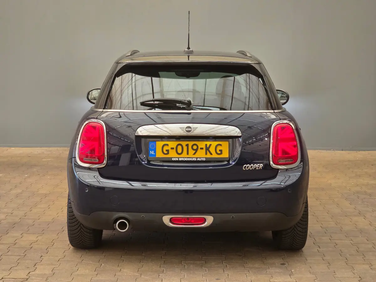 1.5 Cooper Chili Luxe Lederen Bekleding | 17" Lichtmetaal | Camera | Parkeersensoren Rondom | LED | Climate | Achteruitrijcamera | Afwijkende dakkleur | Airco (automatisch)