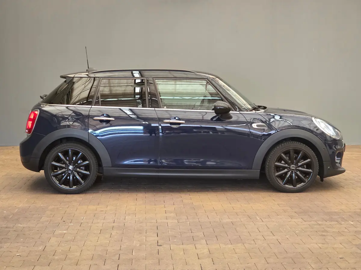 1.5 Cooper Chili Luxe Lederen Bekleding | 17" Lichtmetaal | Camera | Parkeersensoren Rondom | LED | Climate | Achteruitrijcamera | Afwijkende dakkleur | Airco (automatisch)