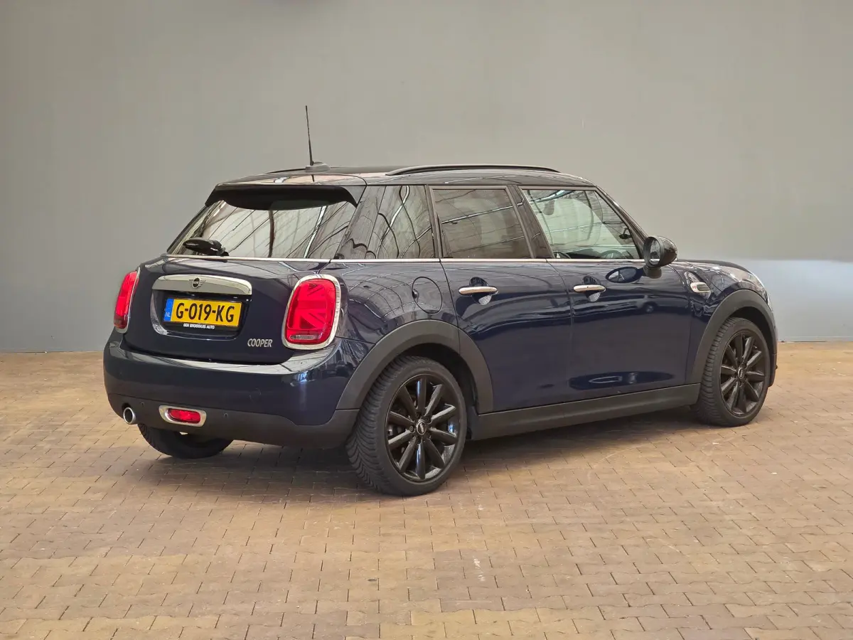 1.5 Cooper Chili Luxe Lederen Bekleding | 17" Lichtmetaal | Camera | Parkeersensoren Rondom | LED | Climate | Achteruitrijcamera | Afwijkende dakkleur | Airco (automatisch)