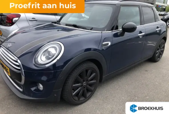 1.5 Cooper Chili Luxe Lederen Bekleding | 17" Lichtmetaal | Camera | Parkeersensoren Rondom | LED | Climate | Achteruitrijcamera | Afwijkende dakkleur | Airco (automatisch)