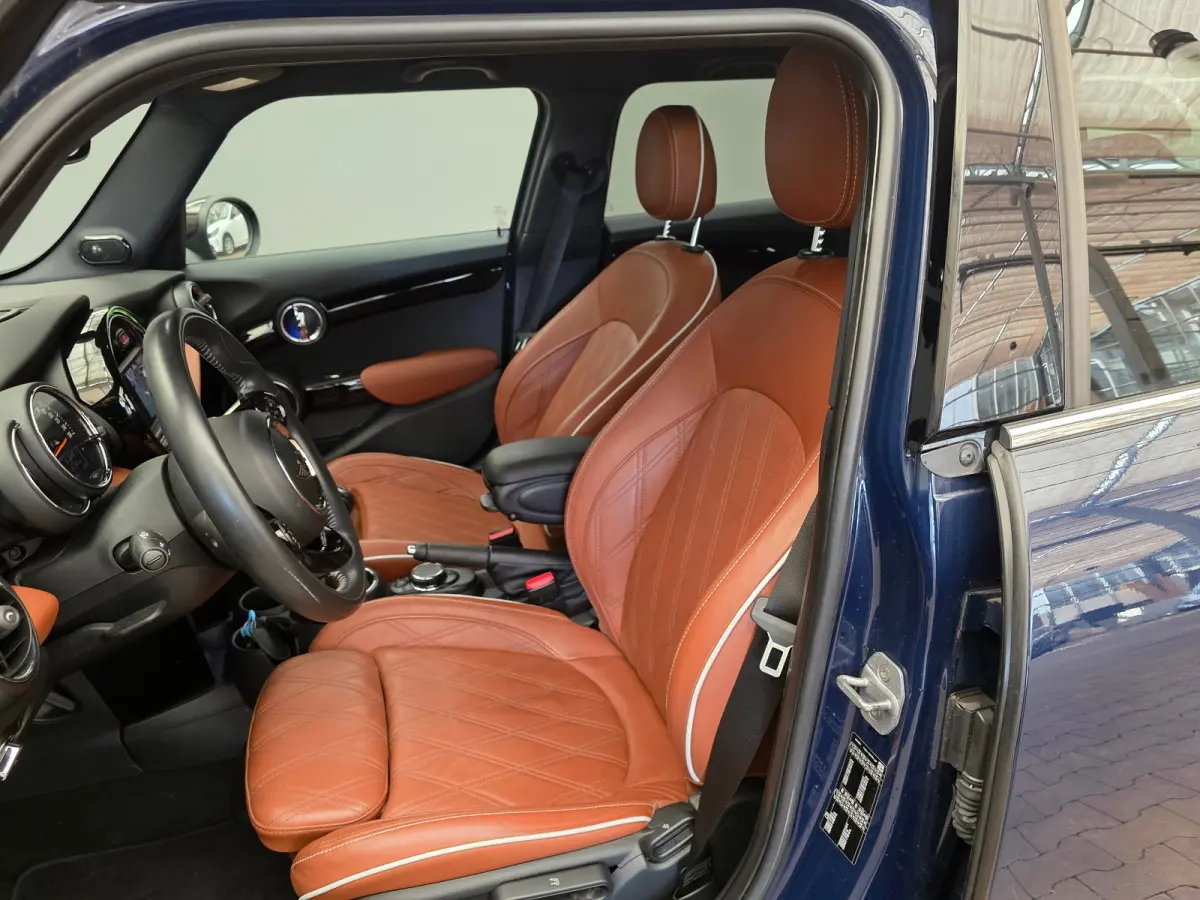 1.5 Cooper Chili Luxe Lederen Bekleding | 17" Lichtmetaal | Camera | Parkeersensoren Rondom | LED | Climate | Achteruitrijcamera | Afwijkende dakkleur | Airco (automatisch)