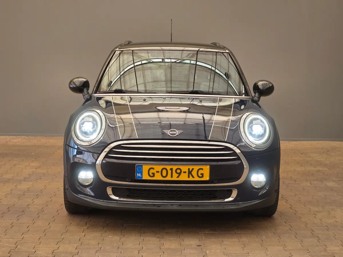 1.5 Cooper Chili Luxe Lederen Bekleding | 17" Lichtmetaal | Camera | Parkeersensoren Rondom | LED | Climate | Achteruitrijcamera | Afwijkende dakkleur | Airco (automatisch)