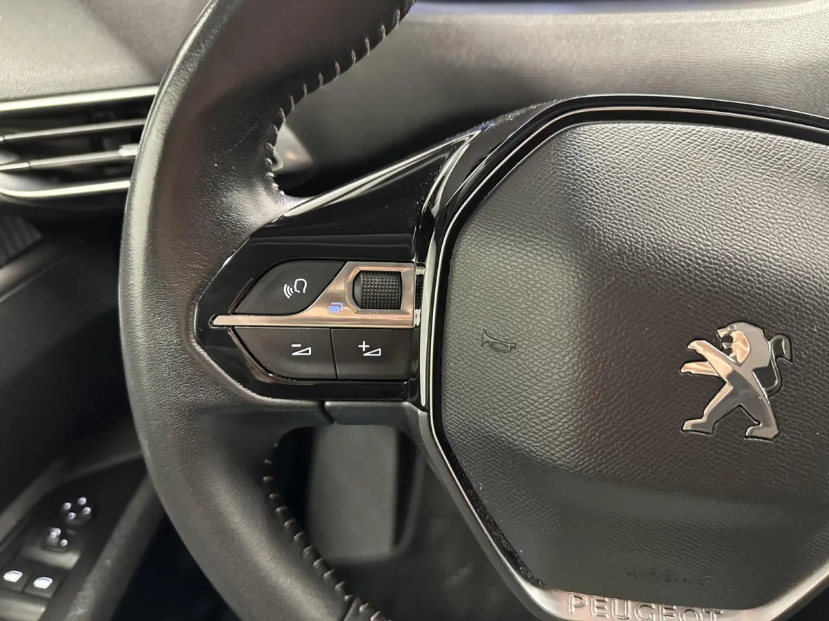 1.2 PureTech Blue lease Executive Avantage NAVI CARPLAY CRUISE ECC TREKHAAK.