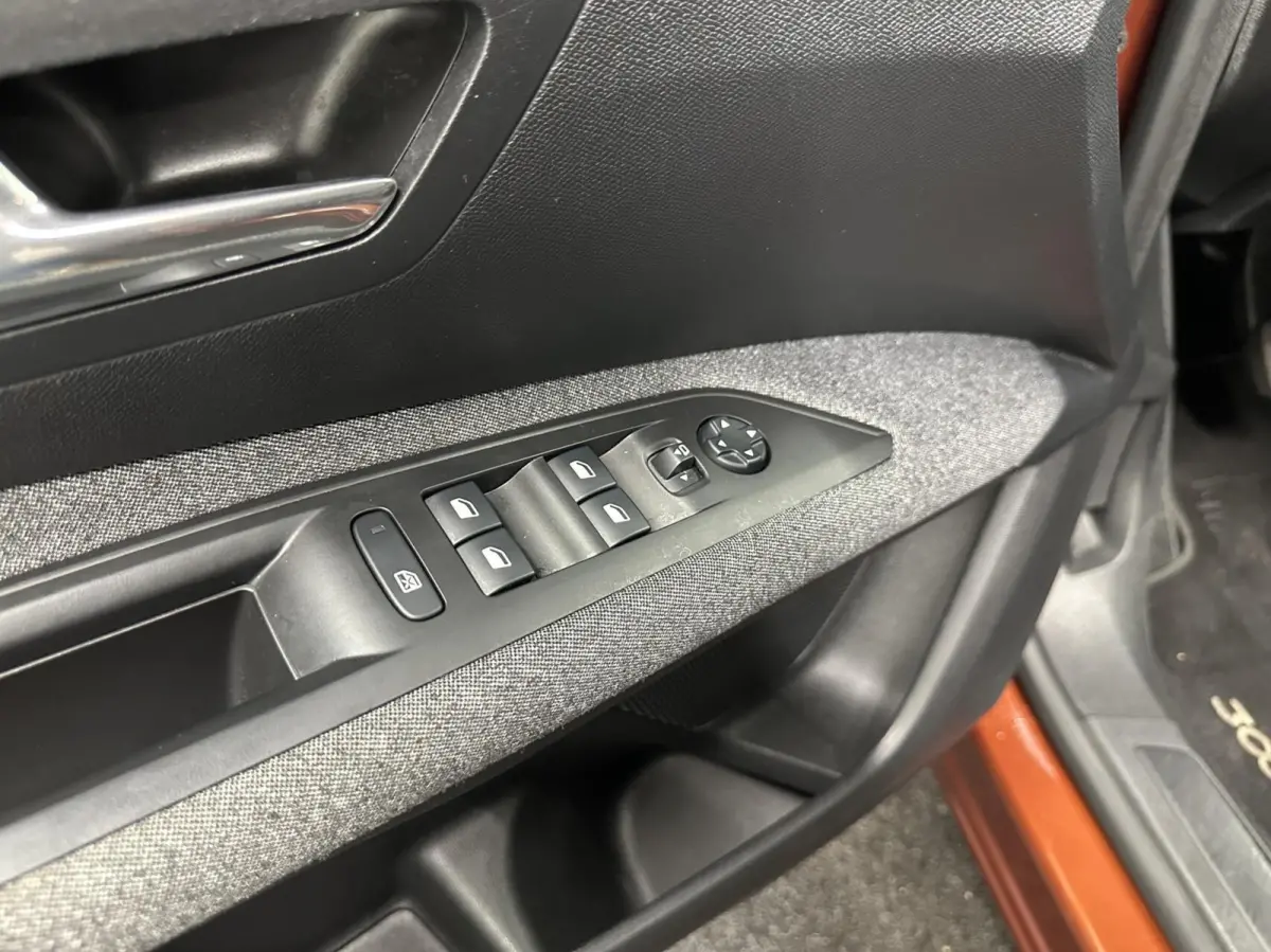 1.2 PureTech Blue lease Executive Avantage NAVI CARPLAY CRUISE ECC TREKHAAK.