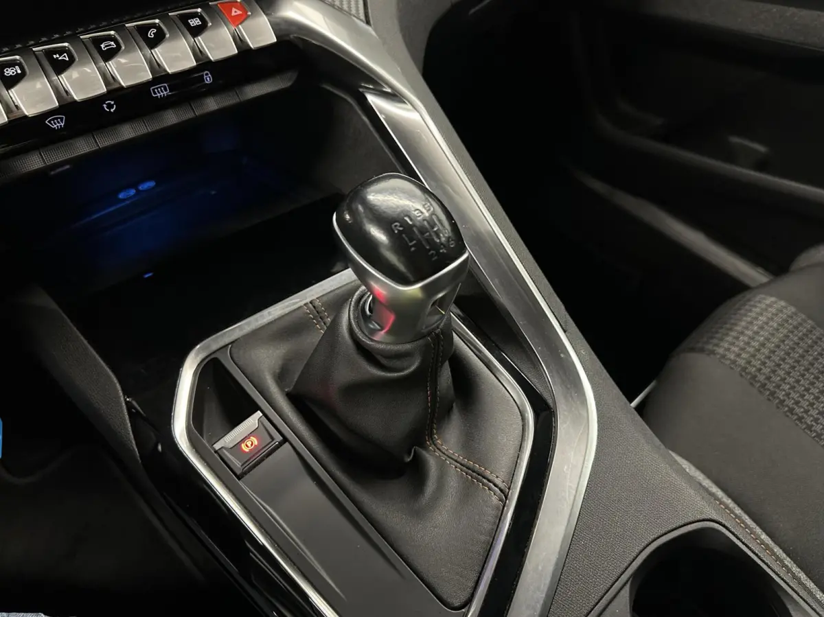 1.2 PureTech Blue lease Executive Avantage NAVI CARPLAY CRUISE ECC TREKHAAK.