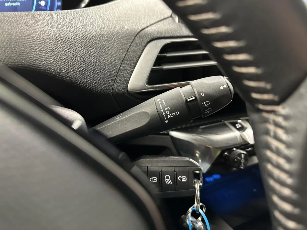 1.2 PureTech Blue lease Executive Avantage NAVI CARPLAY CRUISE ECC TREKHAAK.