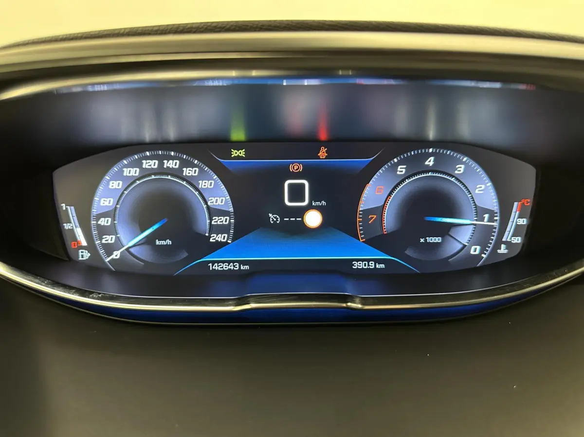 1.2 PureTech Blue lease Executive Avantage NAVI CARPLAY CRUISE ECC TREKHAAK.