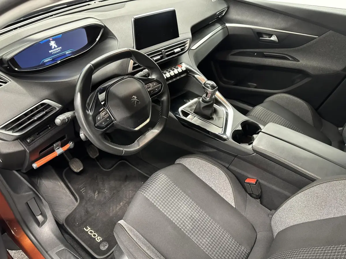 1.2 PureTech Blue lease Executive Avantage NAVI CARPLAY CRUISE ECC TREKHAAK.