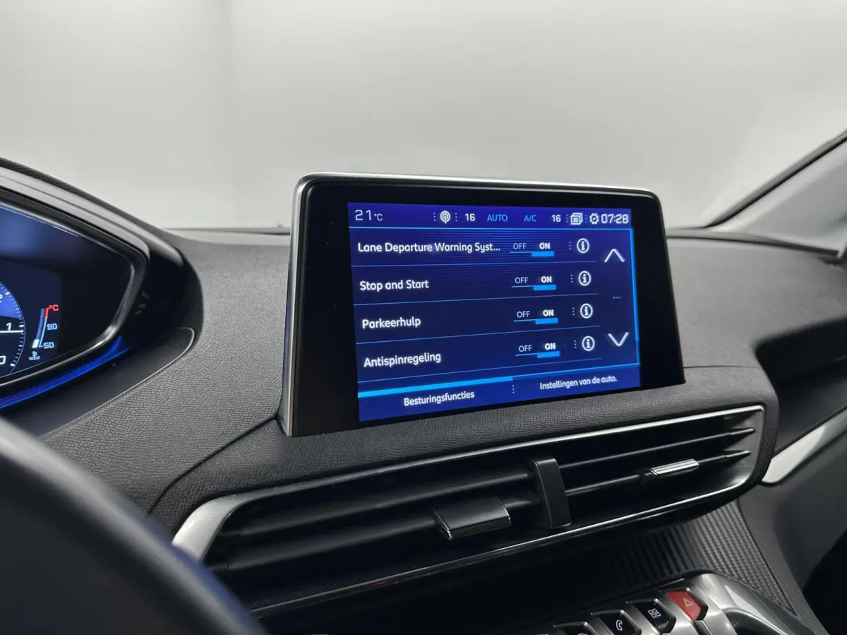 1.2 PureTech Blue lease Executive Avantage NAVI CARPLAY CRUISE ECC TREKHAAK.