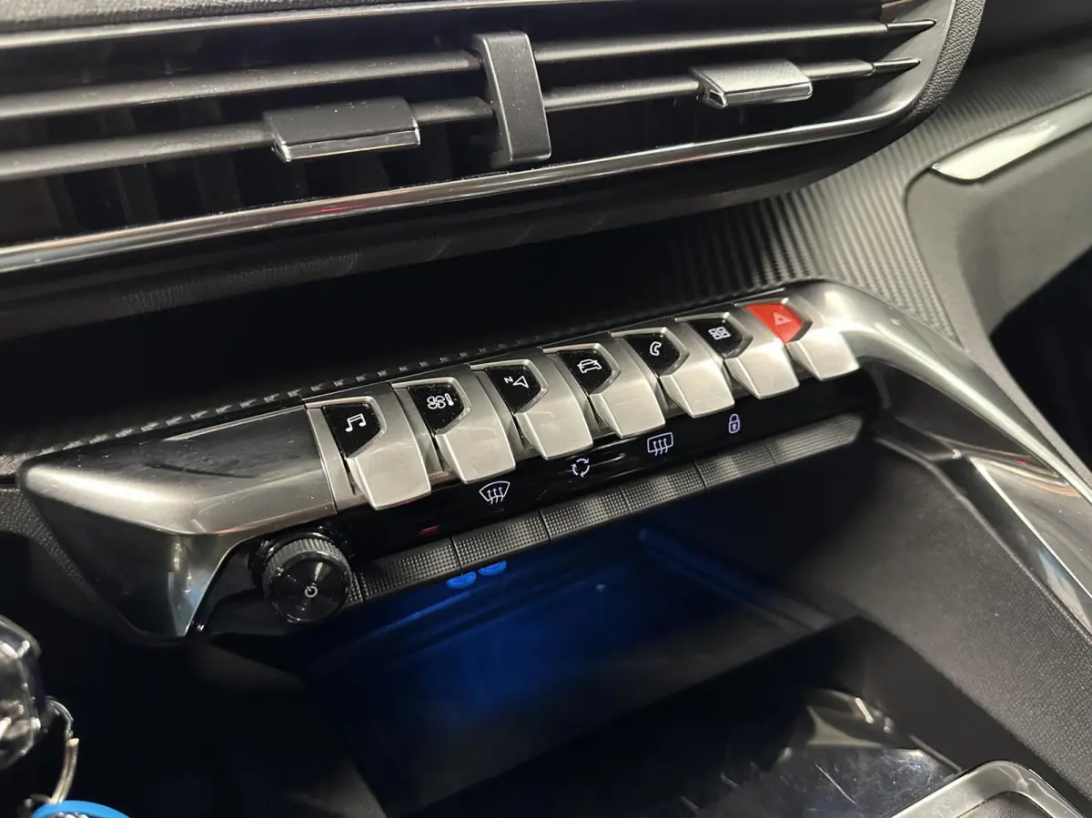 1.2 PureTech Blue lease Executive Avantage NAVI CARPLAY CRUISE ECC TREKHAAK.