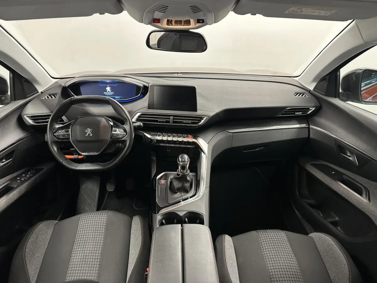 1.2 PureTech Blue lease Executive Avantage NAVI CARPLAY CRUISE ECC TREKHAAK.