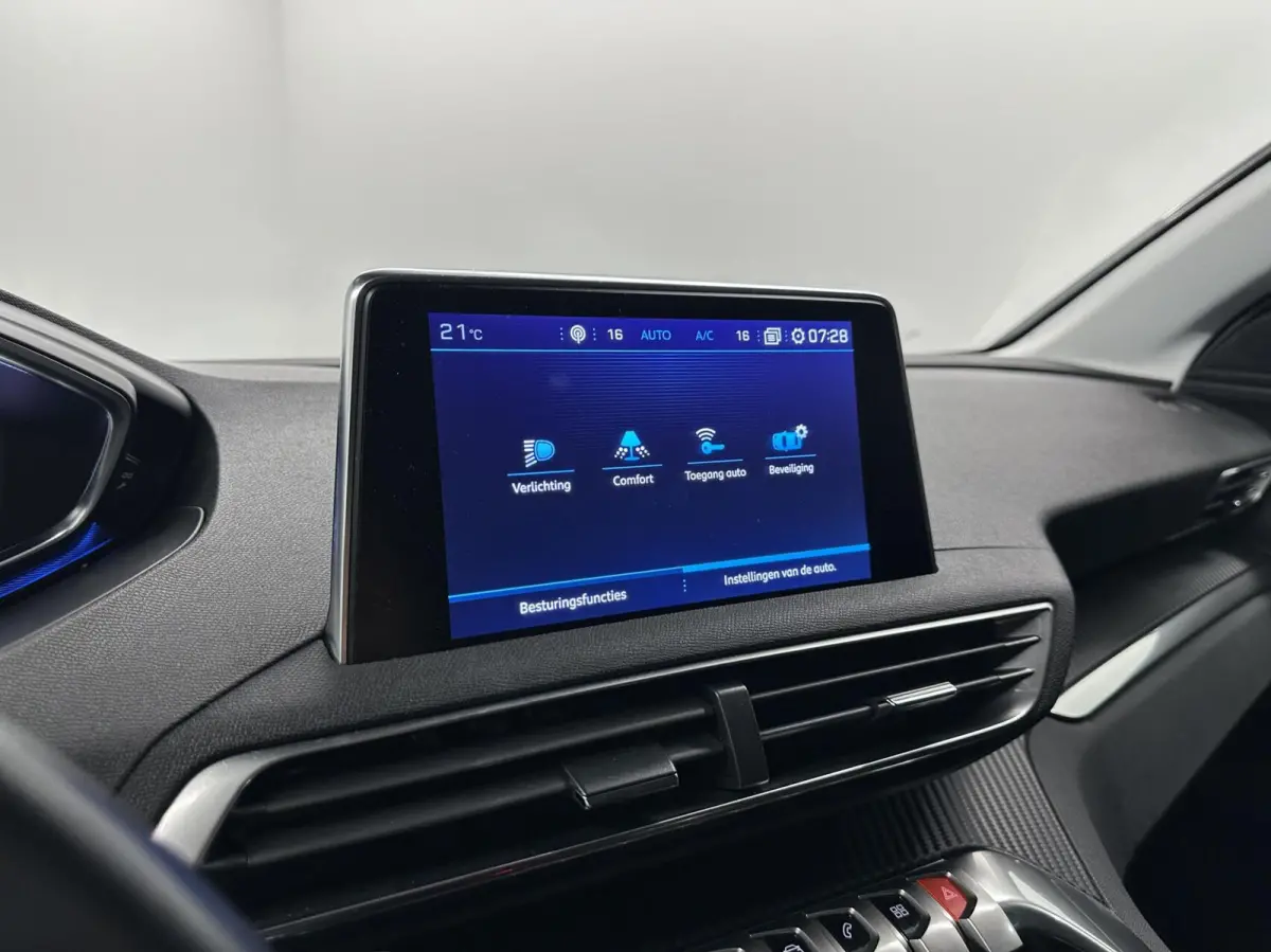 1.2 PureTech Blue lease Executive Avantage NAVI CARPLAY CRUISE ECC TREKHAAK.