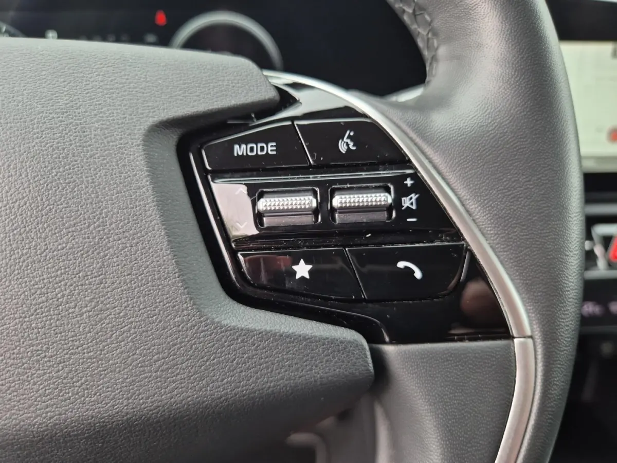 Edition 64.8 kWh | Afneembare Trekhaak | Climate Control | Cruise Control | Camera | Navigatie | Stoelverwarming | Stuurverwarming |