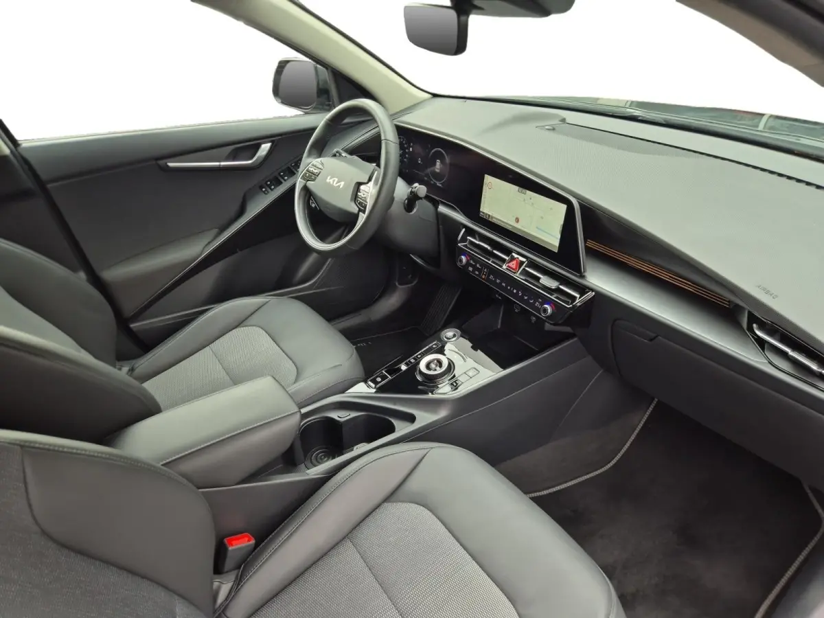 Edition 64.8 kWh | Afneembare Trekhaak | Climate Control | Cruise Control | Camera | Navigatie | Stoelverwarming | Stuurverwarming |