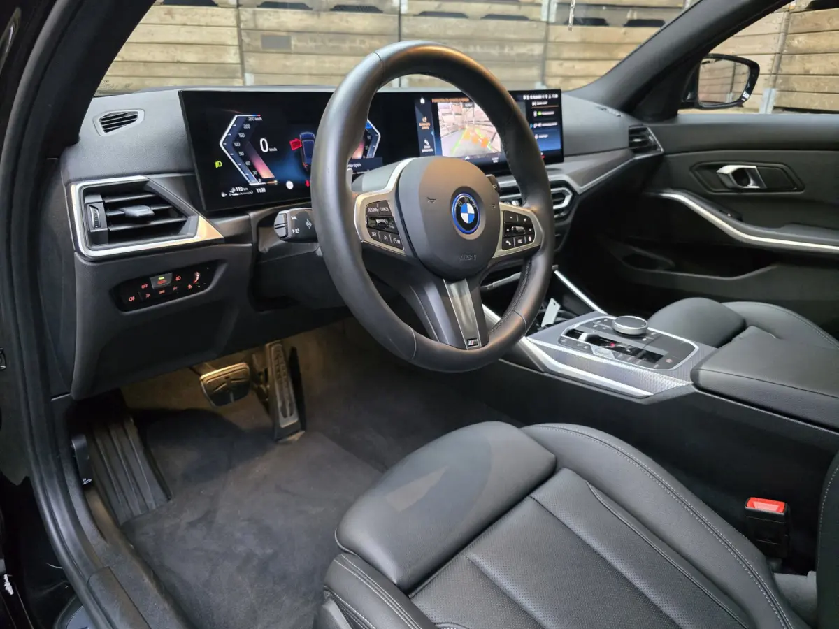 330e xDrive M Sport Pano Leder Widescreen HUD camera Laser 19"LM