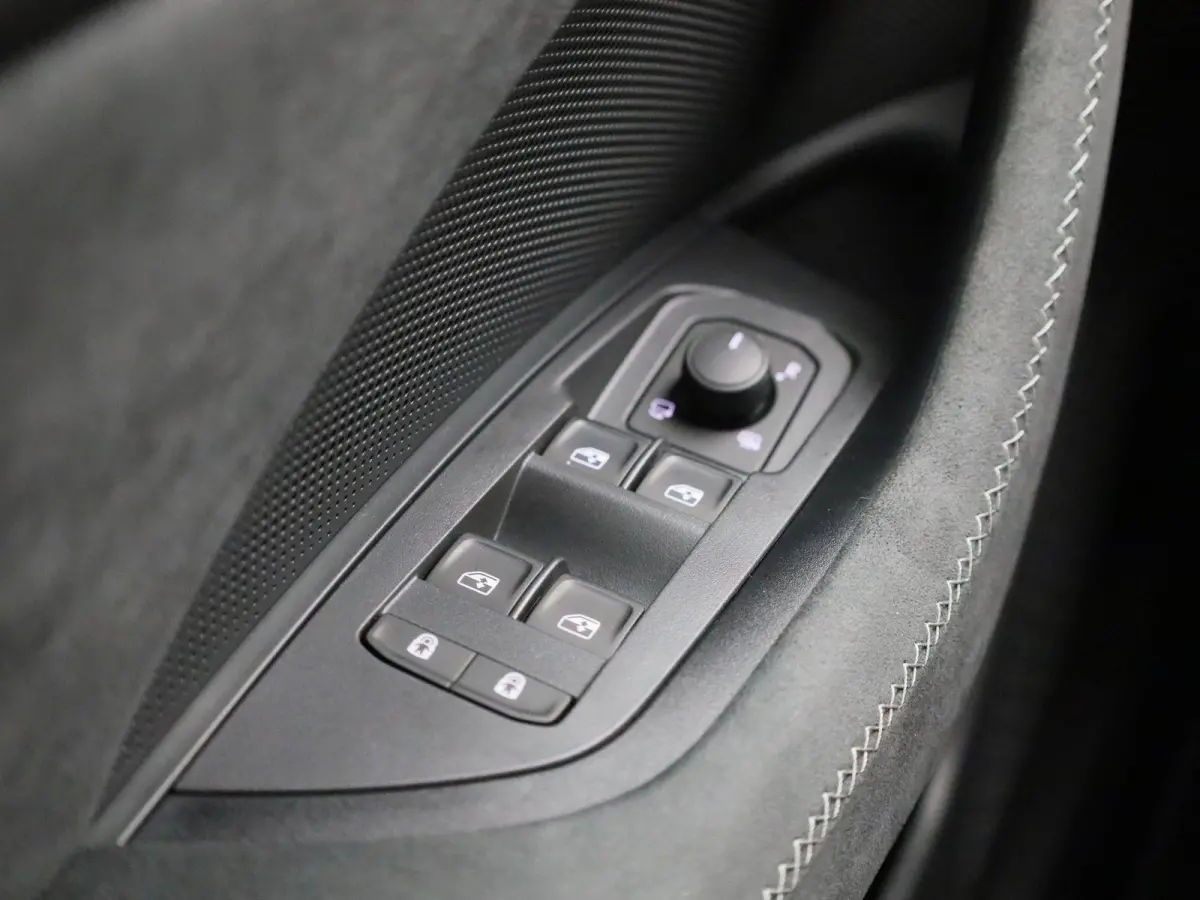 1.5 TSI PHEV Sportline Business 204 PK Automaat | Panormadak | Trekhaak | Canton Geluidssysteem |  Matrix LED Koplampen | Navigatie |  Apple Carplay/Android Auto | Keyless Entry | Climate Co