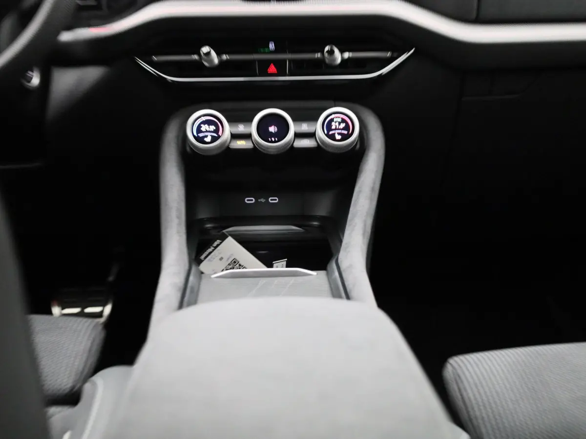 1.5 TSI PHEV Sportline Business 204 PK Automaat | Panormadak | Trekhaak | Canton Geluidssysteem |  Matrix LED Koplampen | Navigatie |  Apple Carplay/Android Auto | Keyless Entry | Climate Co