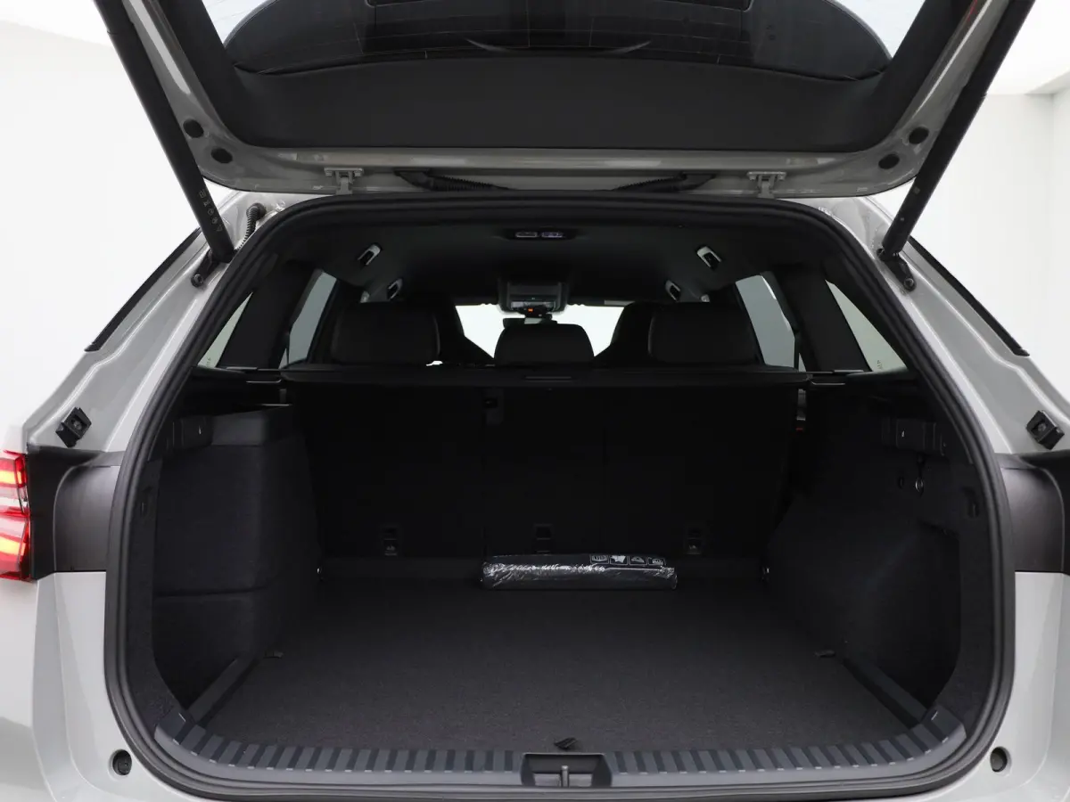 1.5 TSI PHEV Sportline Business 204 PK Automaat | Panormadak | Trekhaak | Canton Geluidssysteem |  Matrix LED Koplampen | Navigatie |  Apple Carplay/Android Auto | Keyless Entry | Climate Co