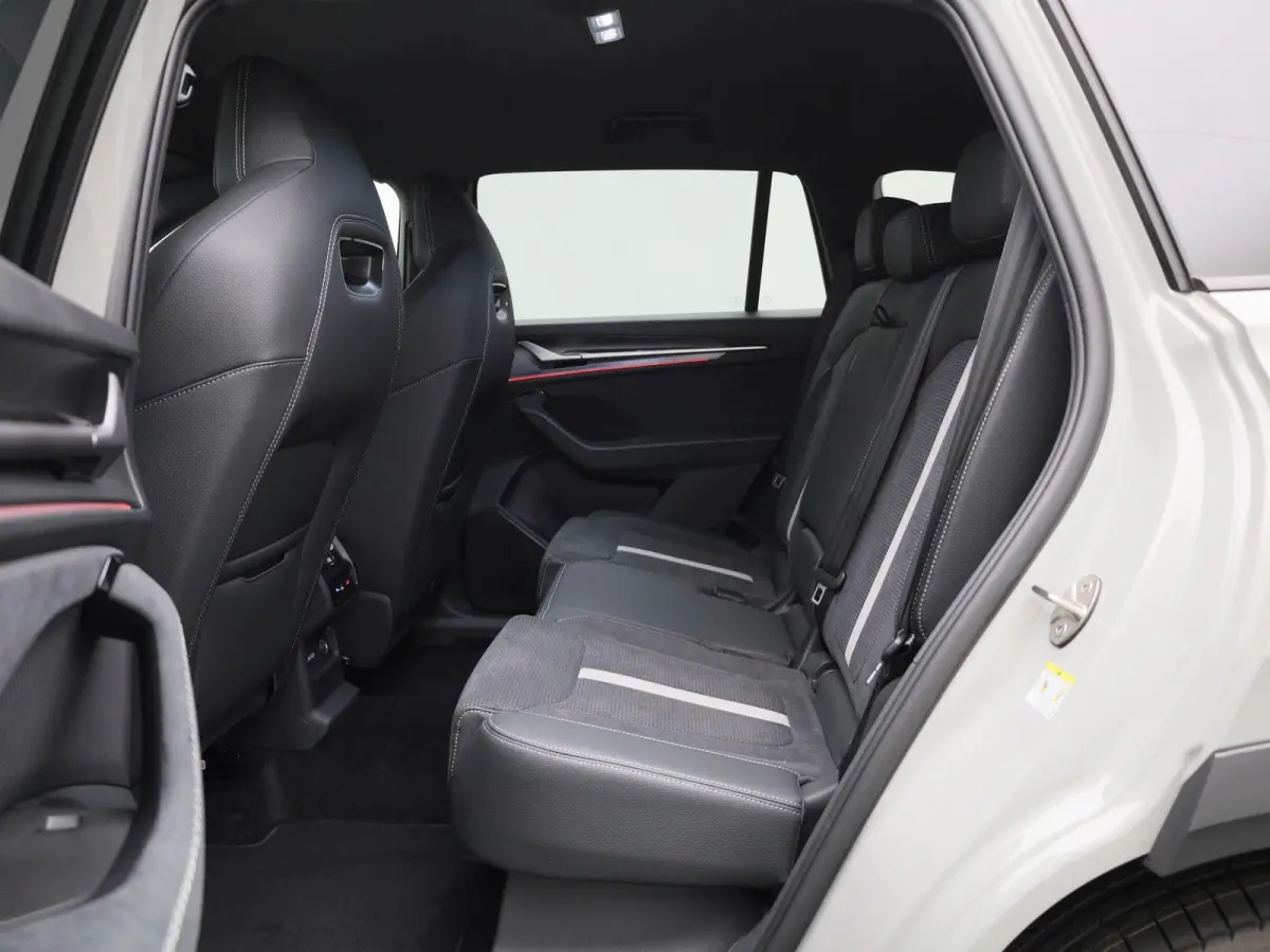 1.5 TSI PHEV Sportline Business 204 PK Automaat | Panormadak | Trekhaak | Canton Geluidssysteem |  Matrix LED Koplampen | Navigatie |  Apple Carplay/Android Auto | Keyless Entry | Climate Co