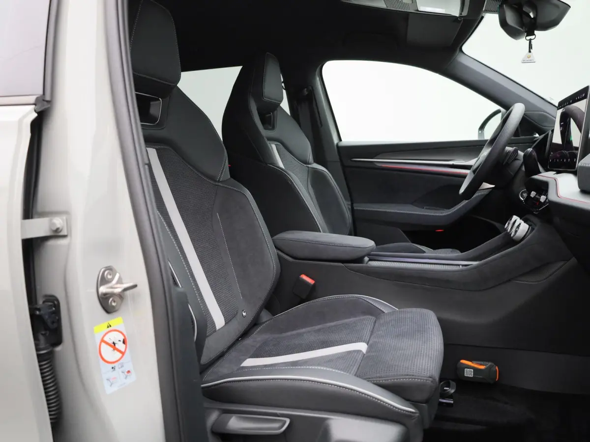 1.5 TSI PHEV Sportline Business 204 PK Automaat | Panormadak | Trekhaak | Canton Geluidssysteem |  Matrix LED Koplampen | Navigatie |  Apple Carplay/Android Auto | Keyless Entry | Climate Co