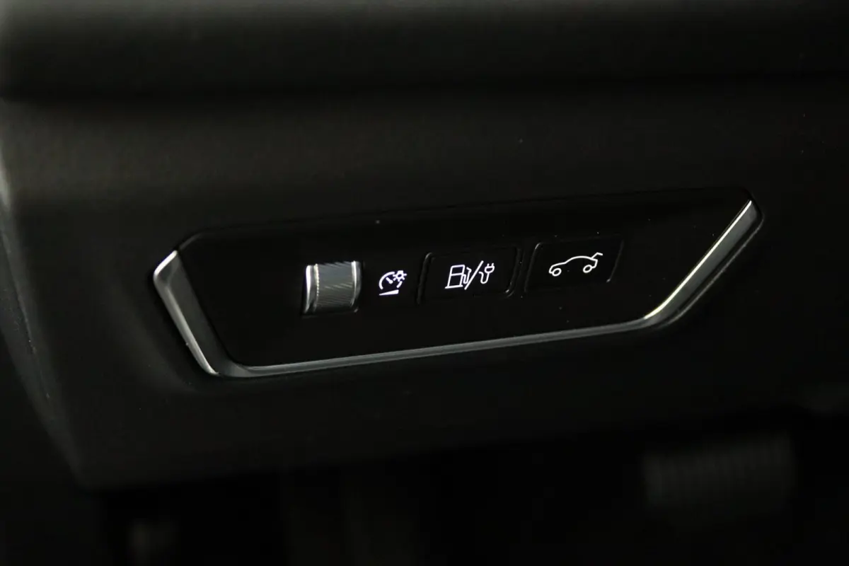 1.5*PLUG-IN*NAVI*PANO*CAM*ACC*CARPLAY*ECC*LED*