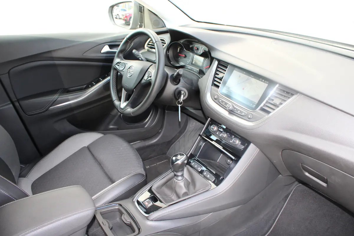 1.2 Turbo Innovation | Navigatie | Camera | AGR | All season | Trekhaak | Parkeersensoren voor + achter |