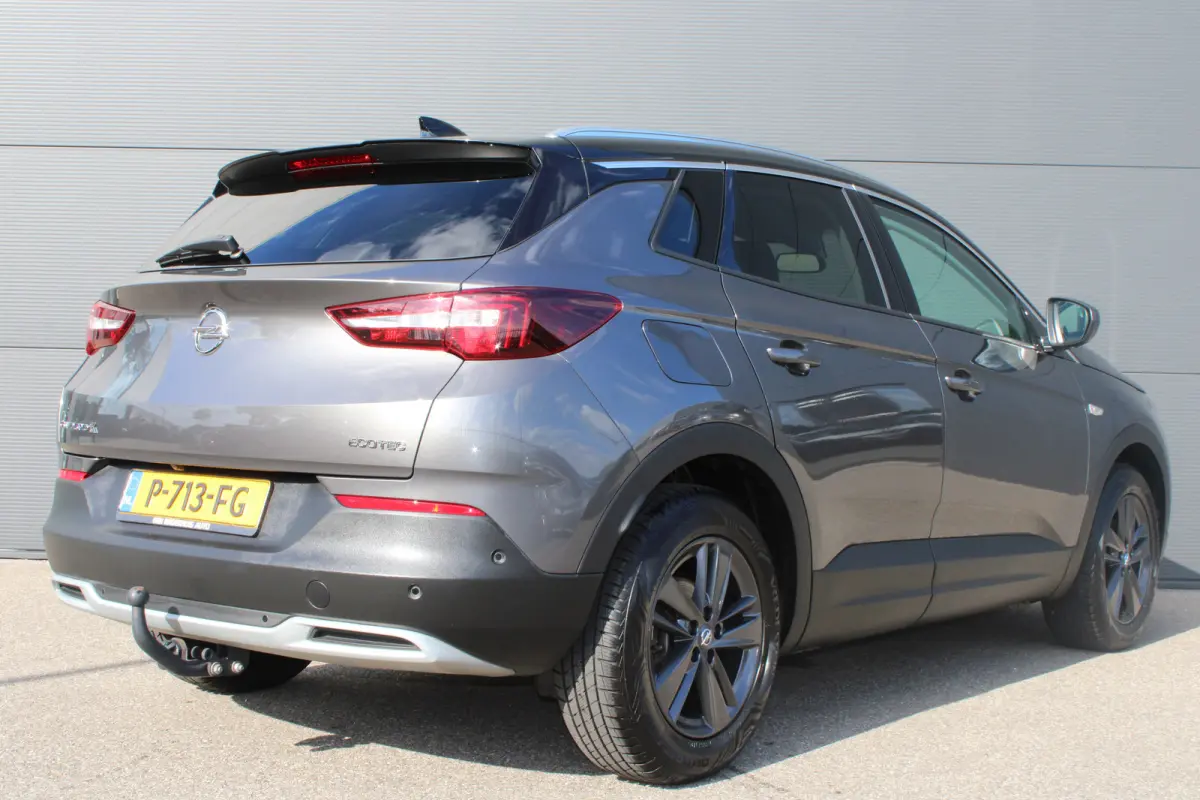 1.2 Turbo Innovation | Navigatie | Camera | AGR | All season | Trekhaak | Parkeersensoren voor + achter |