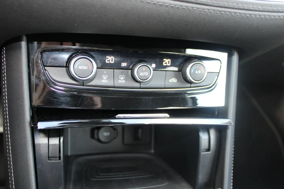 1.2 Turbo Innovation | Navigatie | Camera | AGR | All season | Trekhaak | Parkeersensoren voor + achter |