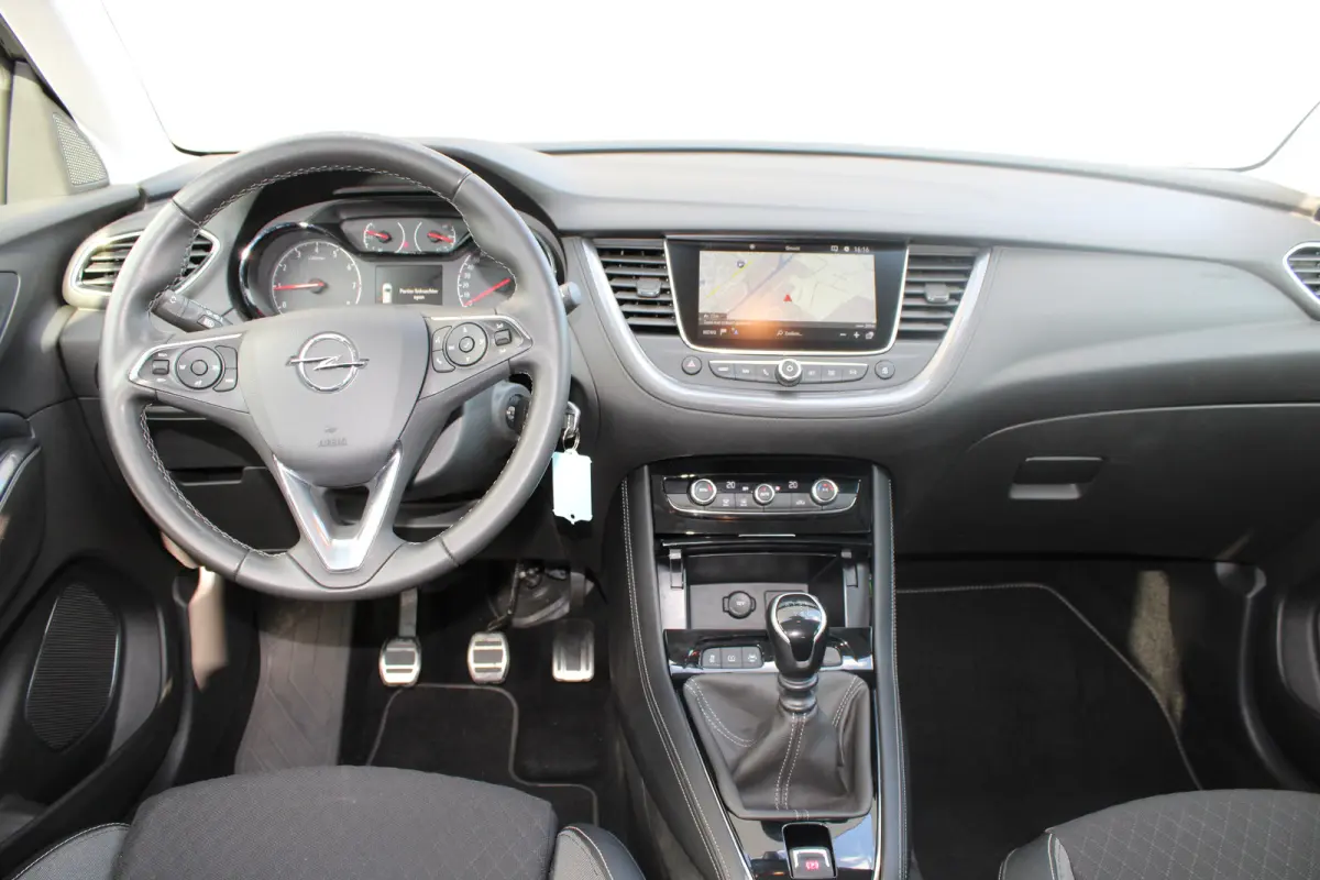 1.2 Turbo Innovation | Navigatie | Camera | AGR | All season | Trekhaak | Parkeersensoren voor + achter |