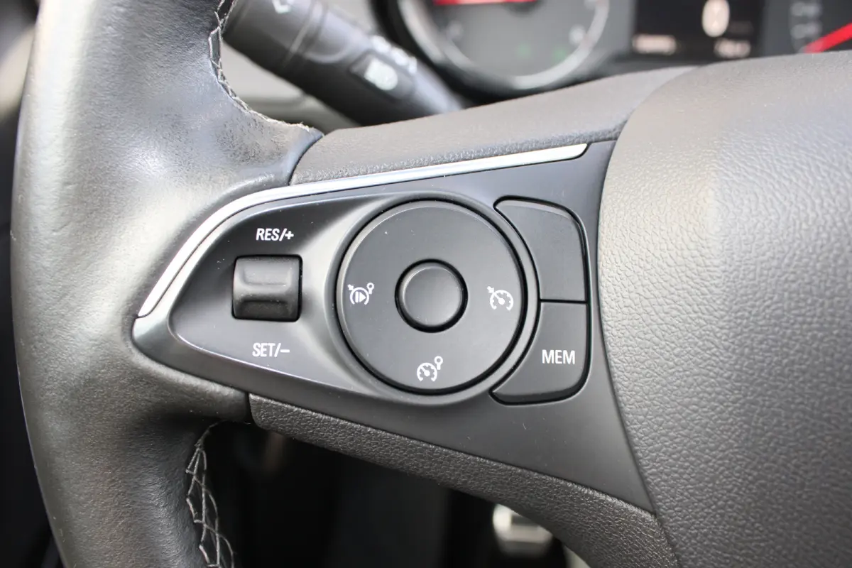 1.2 Turbo Innovation | Navigatie | Camera | AGR | All season | Trekhaak | Parkeersensoren voor + achter |