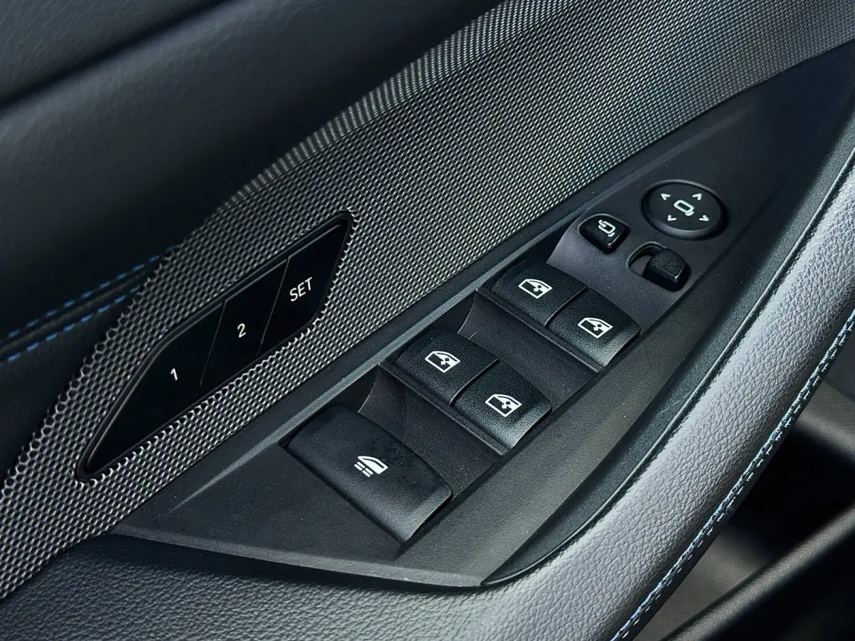 420i M-Sport | Brooklyn Grey | Harman Kardon | 19 inch | Facelift | Widescreen | Stoelverwarming | Carbon