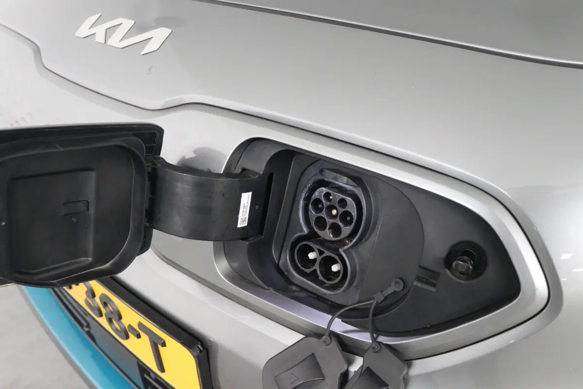 ComfortLine 64 kWh | Camera | SOH 100% | Stoel & Stuurverwarming | Cruise Control Adaptief | Navigatie | Apple Carplay & Android Auto | Parkeersensoren |