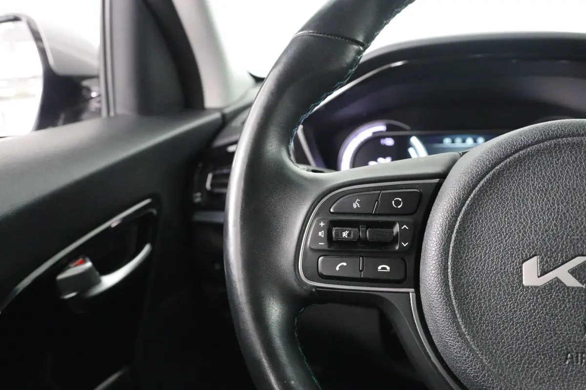 ComfortLine 64 kWh | Camera | SOH 100% | Stoel & Stuurverwarming | Cruise Control Adaptief | Navigatie | Apple Carplay & Android Auto | Parkeersensoren |