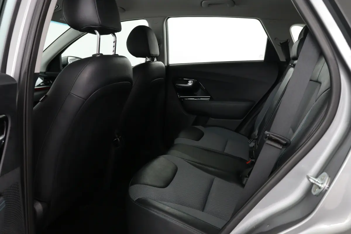 ComfortLine 64 kWh | Camera | SOH 100% | Stoel & Stuurverwarming | Cruise Control Adaptief | Navigatie | Apple Carplay & Android Auto | Parkeersensoren |