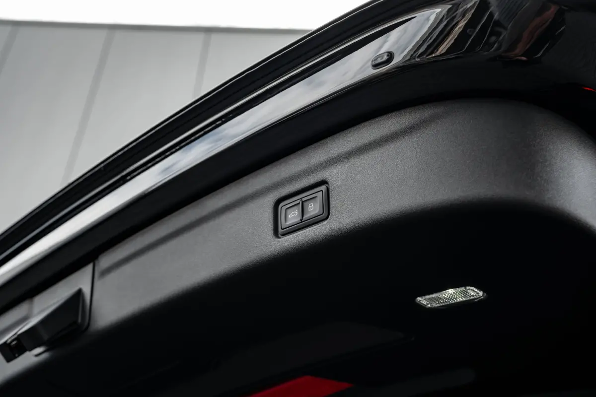 S edition 83 kWh / 252 pk | Adaptive air suspension | Adaptive cruise control | Audi sound system